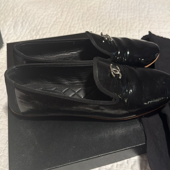 Chanel Vintage Look Loafers Gloss Texture Black Silver Logo 38.5 luxury find !! - Picture 6 of 15